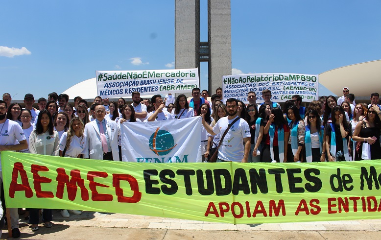 Em sessão solene, médicos repudiam substitutivo da MP 890/19