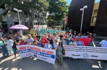 Fenam participa de manifestação contra desmonte da Rede Federal de Saúde